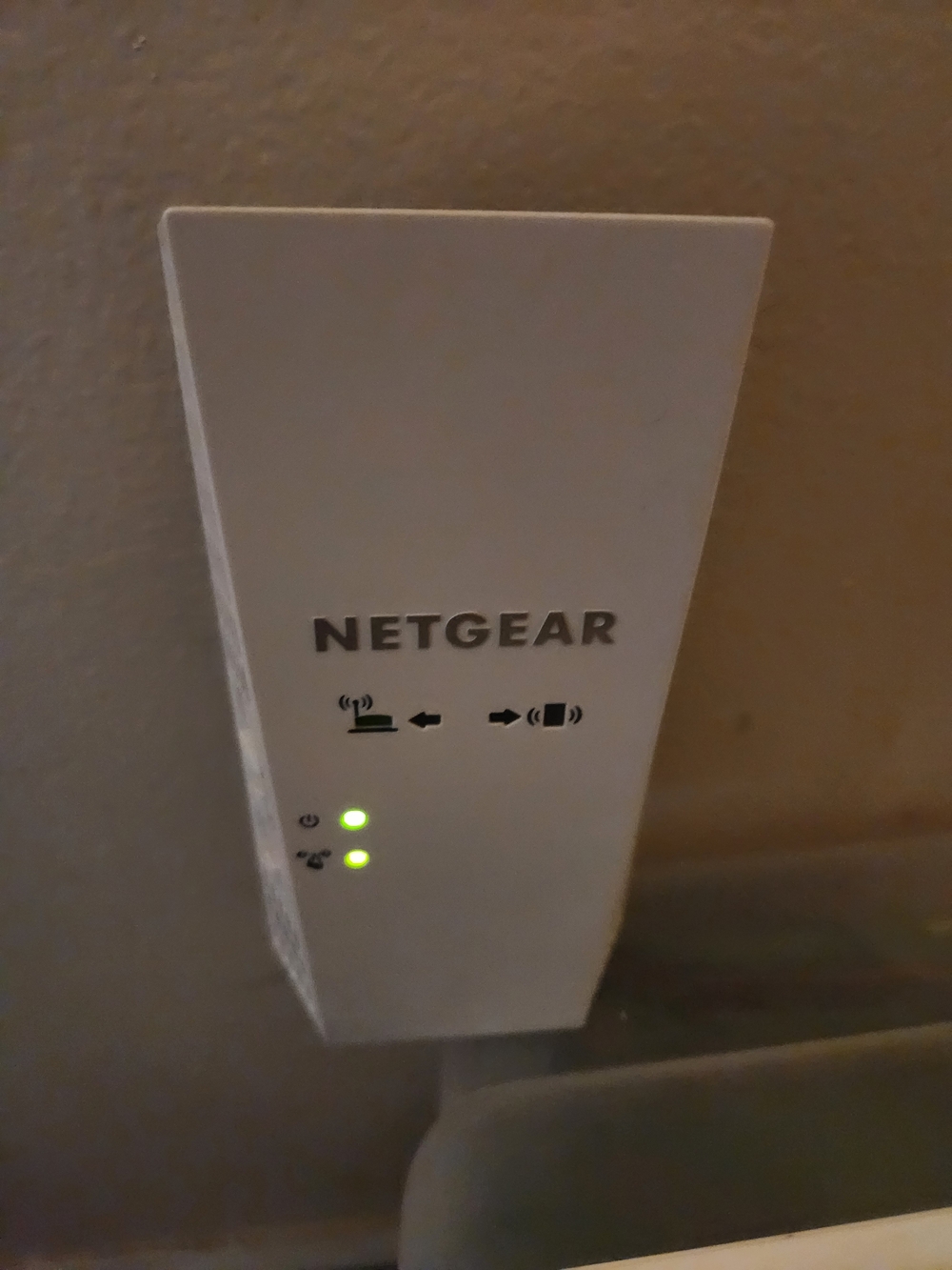 NETGEAR White Wireless Range Extender with Green LED Indicators